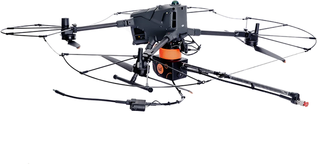 Drone DJI Matrice 400 con sistema di pulizia: lancia in carbonio, protezioni delle eliche e tubo per l’acqua ad alta pressione